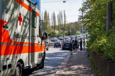 Stuttgart: Kleinwagen rast ungebremst auf Limousine auf - Fahrer schwer verletzt