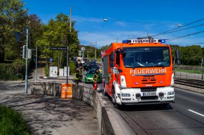 Stuttgart: Kleinwagen rast ungebremst auf Limousine auf - Fahrer schwer verletzt