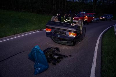 Ottenbach: Ottenbach - Pkw kommt auf dem Dach zum Liegen