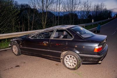 Ottenbach: Ottenbach - Pkw kommt auf dem Dach zum Liegen