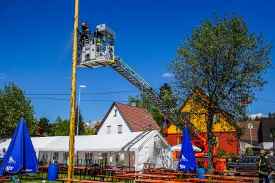 Kirchheim Oetlingen: Festplatz geraeumt -  Maibaum musste gefaellt werden - Feuerwehr mit Drehleiter im Einsatz
