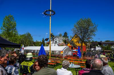 Kirchheim Oetlingen: Festplatz geraeumt -  Maibaum musste gefaellt werden - Feuerwehr mit Drehleiter im Einsatz
