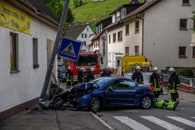 Wiesensteig: Betrunken gegen Mast 