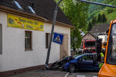 Wiesensteig: Betrunken gegen Mast 
