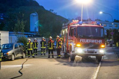 Korb: Transporter einer Rolltreppen-Reinigungsfirma brennt vollstaendig aus - Putzmittel laufen in die Kanalisation - ADAC pruefte das Fahrzeug kurz zuvor