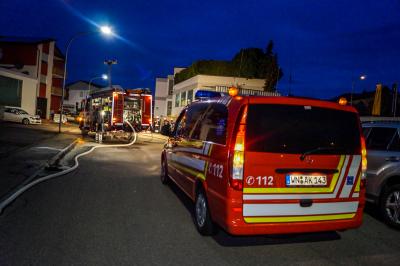 Korb: Transporter einer Rolltreppen-Reinigungsfirma brennt vollstaendig aus - Putzmittel laufen in die Kanalisation - ADAC pruefte das Fahrzeug kurz zuvor