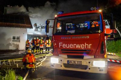 Kaisersbach: PKW setzt Garage und Dachstuhl in Brand - Sachschaden ueber 100.000 Euro - Anwohner hoerten zwei laute Knalle - Feuerwehr im Grosseinsatz