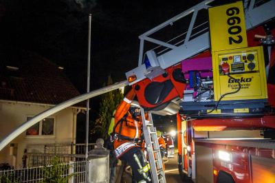Kaisersbach: PKW setzt Garage und Dachstuhl in Brand - Sachschaden ueber 100.000 Euro - Anwohner hoerten zwei laute Knalle - Feuerwehr im Grosseinsatz