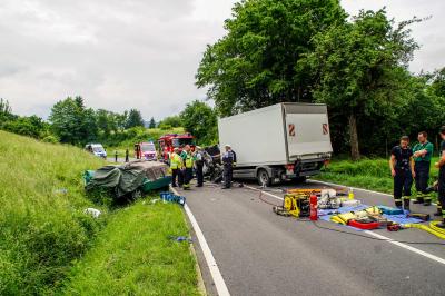Waldenbuch: PKW prallt Frontall gegen LKW - zwei Tote und ein verletzter auf der L1208