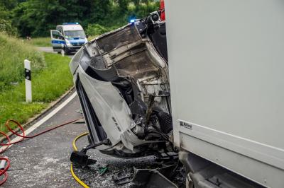 Waldenbuch: PKW prallt Frontall gegen LKW - zwei Tote und ein verletzter auf der L1208