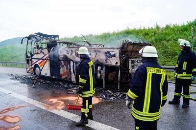 Muehlhausen A8: Brennender Bus loest Verkehrschaos aus - bis zu 14 Kilometer Stau