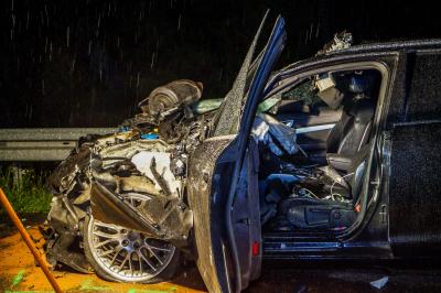 A81/Moeckmuehl: Heftiger Crash! 43-jaehriger Audilenker kracht auf einen LKW - Fahrer auf der Stelle tot!