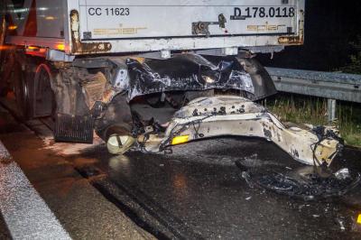 A81/Moeckmuehl: Heftiger Crash! 43-jaehriger Audilenker kracht auf einen LKW - Fahrer auf der Stelle tot!