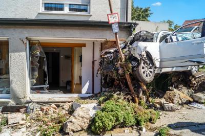 Markgroeningen: 82-jaehriger kracht mit seinem Mercedes durch eine Hauswand - Fahrer auf der Stelle tot!