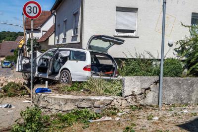 Markgroeningen: 82-jaehriger kracht mit seinem Mercedes durch eine Hauswand - Fahrer auf der Stelle tot!