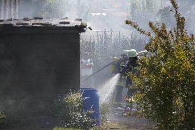 Pforzheim-Buckenberg: Brand im Gartenhaus greift auf anderes Gartenhaus ueber - Leichtverletzte Person