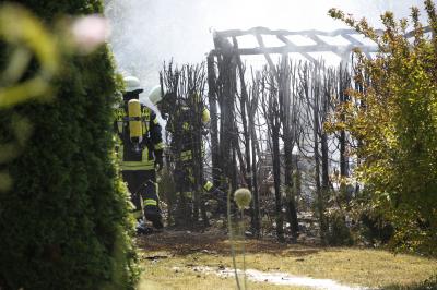 Pforzheim-Buckenberg: Brand im Gartenhaus greift auf anderes Gartenhaus ueber - Leichtverletzte Person