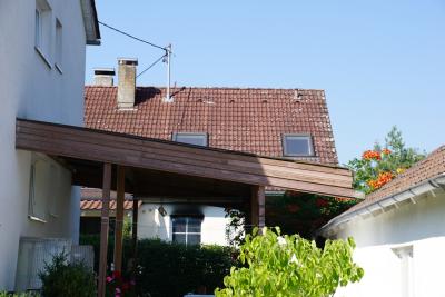 Kirchheim-Lindorf: Technischer Defekt an Gefriertruhe loest Feuerwereinsatz aus