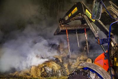 Uhingen: brennende Heuballen loesen Feuerwehreinsatz aus