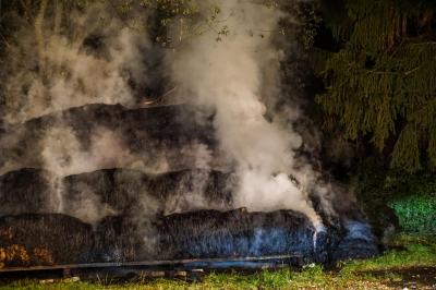 Uhingen: brennende Heuballen loesen Feuerwehreinsatz aus