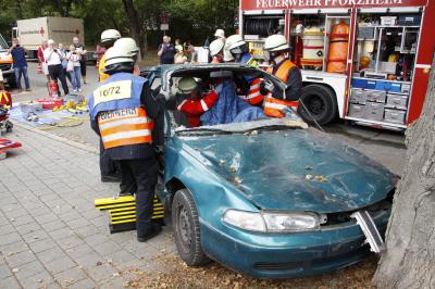 Pforzheim: Oktoberfest beim DRK OV Pforzheim - Schauuebung mit 2 eingeklemmten und Verletzten Personen