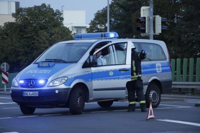 schwerer Verkehrsunfall an der Viktoriabruecke/ Kelterstr. - 2 Personen Verletzt