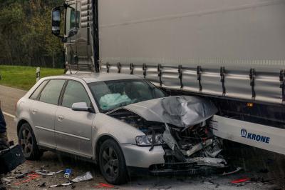 Gruibingen-Weilheim Teck: Ueberholvorgang missglueckt - 2 Verletzte nach Kollision auf der L1213
