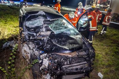 B10/Korntal-Muenchingen: VW kracht in Kleintransporter - PKW-Fahrer wird schwer verletzt