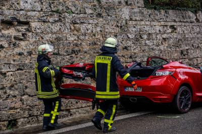 Hohenstadt: Schwerer Verkehrsunfall auf der A8 - Fahrer wurde in seinem Sportwagen eingeklemmt