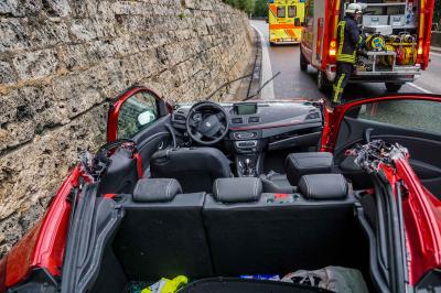 Hohenstadt: Schwerer Verkehrsunfall auf der A8 - Fahrer wurde in seinem Sportwagen eingeklemmt