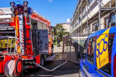 Stuttgart Untertuerkheim : Baumaterial faengt in Keller feuer