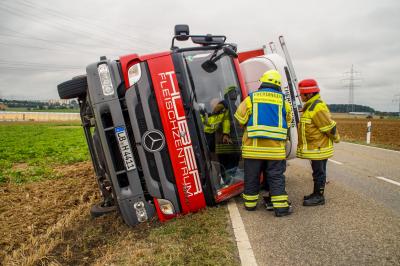 Hochdorf: LKW kippt in Acker