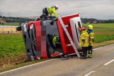 Hochdorf: LKW kippt in Acker