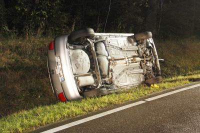 Pforzheim: Verkehrsunfall auf der L574, ein Fahrzeug auf der Seite - 1 Person Verletzt