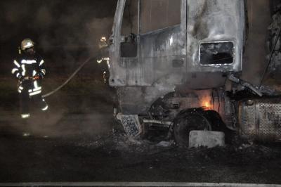 Kupferzell: Sattelzug nach Reifenpanne ausgebrannt 