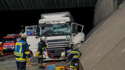 Leonberg: Schwerer Verkehrsunfall mit LKW im Engelbergtunnel
