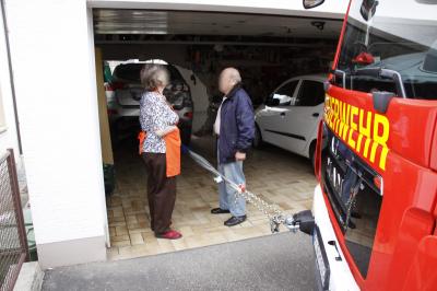 Ispringen: Pkw knallt mit Vollgas durch Garage