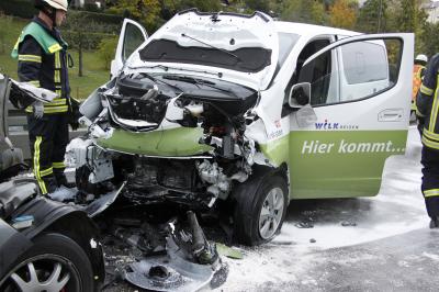 Pforzheim: schwerer Verkehrsunfall im Begegnungsverkehr - 1 Person schwer Verletzt und 1 Person mittelschwer Verletzt