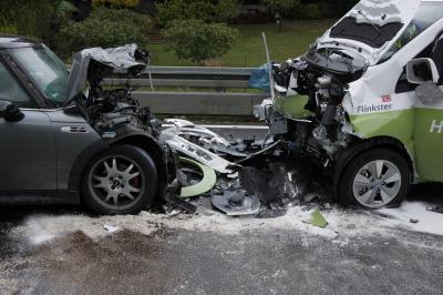 Pforzheim: schwerer Verkehrsunfall im Begegnungsverkehr - 1 Person schwer Verletzt und 1 Person mittelschwer Verletzt