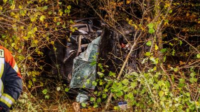 Weil der Stadt-Schafhausen: PKW nach Verkehrsunfall in Wald geschleudert.