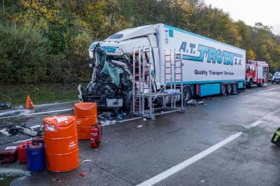 Gruibingen: Lkw uebersieht stauenden - Fahrer eingeklemmt und lebensgefaehrlich verletzt