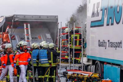 Gruibingen: Lkw uebersieht stauenden - Fahrer eingeklemmt und lebensgefaehrlich verletzt