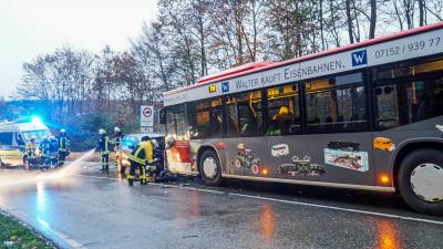 Leonberg/Magstadt: PKW kollidiert mit Bus - Mutter und Kleinkind schwer verletzt!