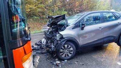 Leonberg/Magstadt: PKW kollidiert mit Bus - Mutter und Kleinkind schwer verletzt!