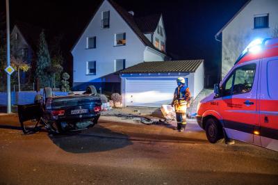 Wernau: PKW kommt von der Strasse ab und ueberschlaegt sich - eine Person schwer Verletzt