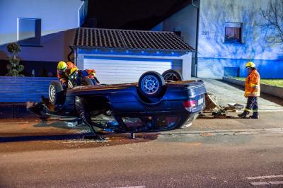 Wernau: PKW kommt von der Strasse ab und ueberschlaegt sich - eine Person schwer Verletzt