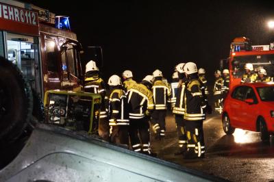 Oelbronn: PKW kommt bei Regennasser Fahrbahn von Strasse ab und ueberschlaegt sich - 1 Person ist schwer Verletzt