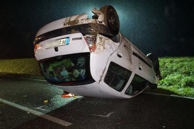 Oelbronn: PKW kommt bei Regennasser Fahrbahn von Strasse ab und ueberschlaegt sich - 1 Person ist schwer Verletzt