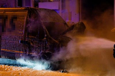 Goeppingen: Pakettransporter brennt in Bezgenriet voellig aus