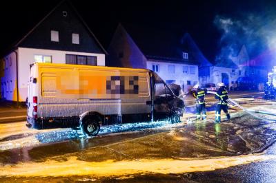 Goeppingen: Pakettransporter brennt in Bezgenriet voellig aus
